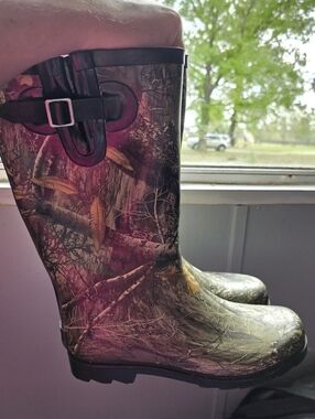 Realtree Edge Magellan Outdoors Camo Rain Boots with Pink Accents